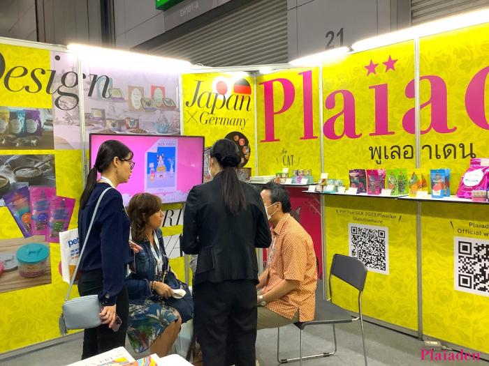 出展ブースの様子:女性3人と男性1人が商談をしている
